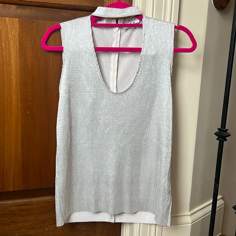 NWT XS BB Dakota Silver Metallic U Neck Cut-Out Plisse Tank Top with Zip back